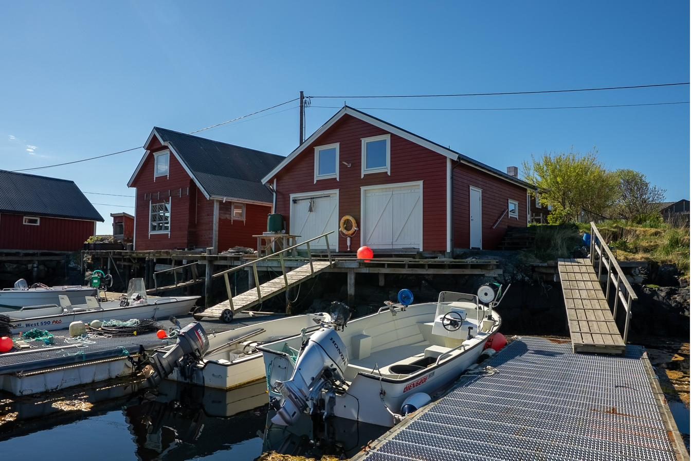 Naust og båter på Veiholmen